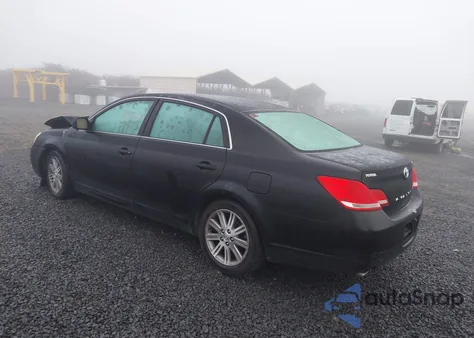 2005 Toyota Avalon Limited z USA, uszkodzony, nr VIN 4T1BK36B95U038559